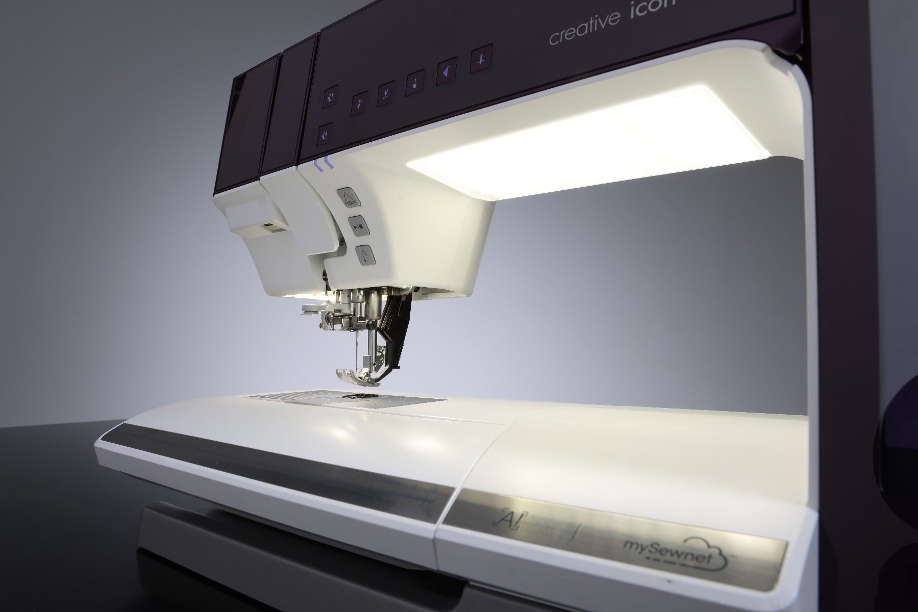 Macchina per cucire e ricamare Pfaff Creative Icon 2 con software platinum