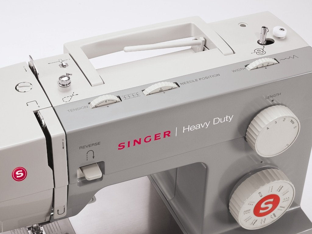 Singer Heavy Duty 4411 con piedino tagliacuci e 5 anni di garanzia