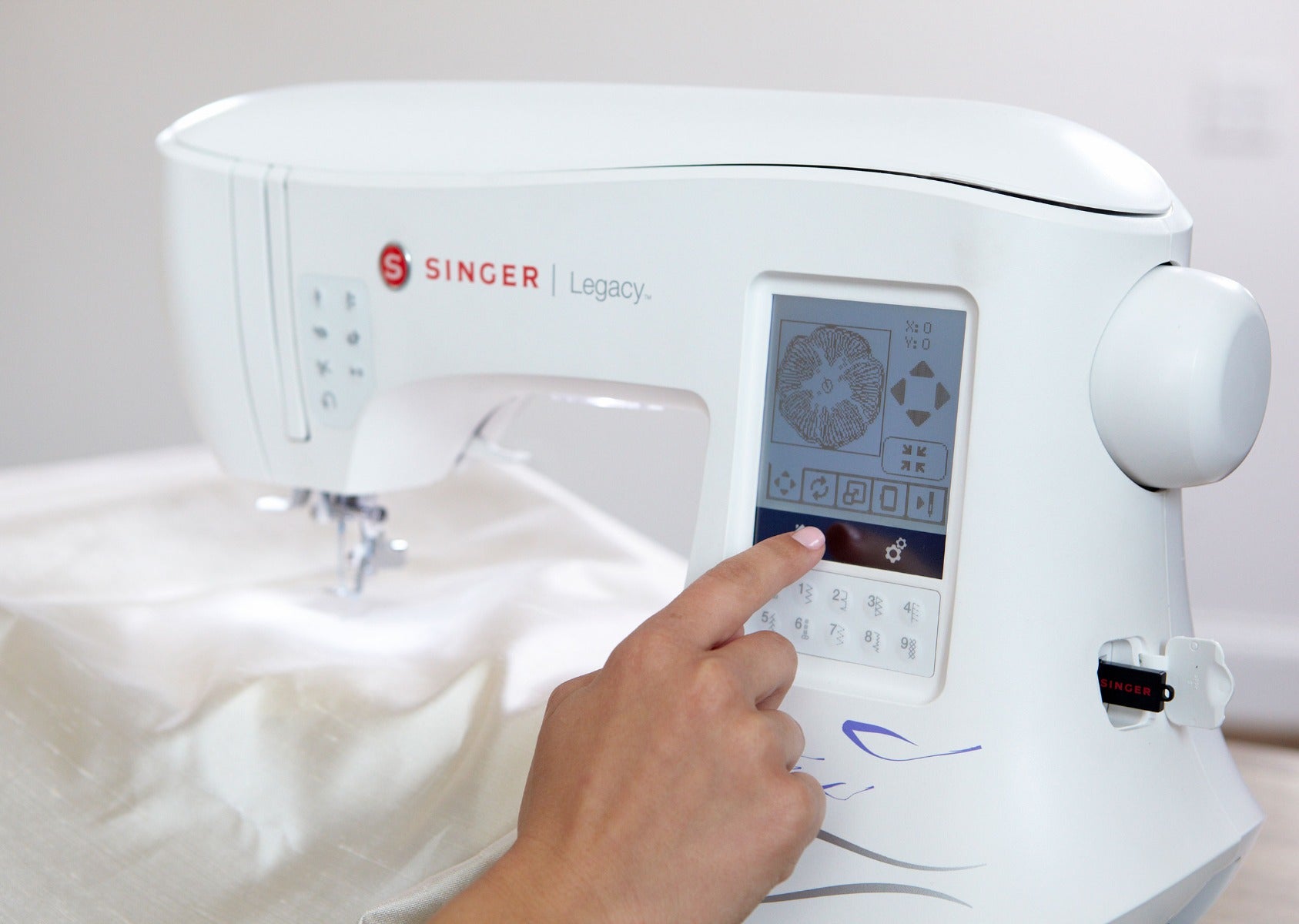 Macchina per ricamo Singer SE 300 Legacy con Software Mysewnet Gold omaggio