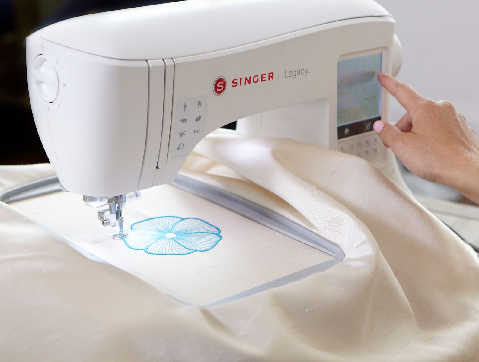 Macchina per ricamo Singer SE 300 Legacy con Software Mysewnet Gold omaggio