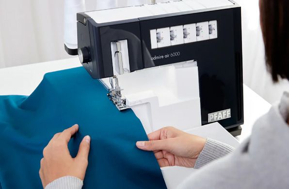 Pfaff Admire 6000 Tagliacuci con punto di copertura tensioni autoregistranti ed infilatura automatica ad aria 5 anni di garanzia