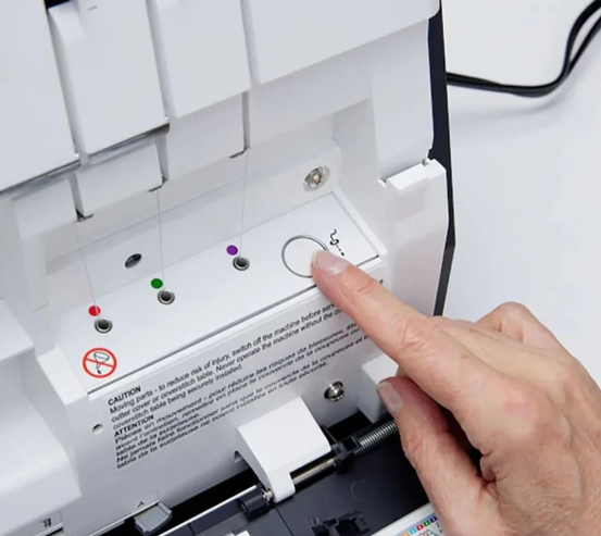 Pfaff Admire 6000 Tagliacuci con punto di copertura tensioni autoregistranti ed infilatura automatica ad aria 5 anni di garanzia