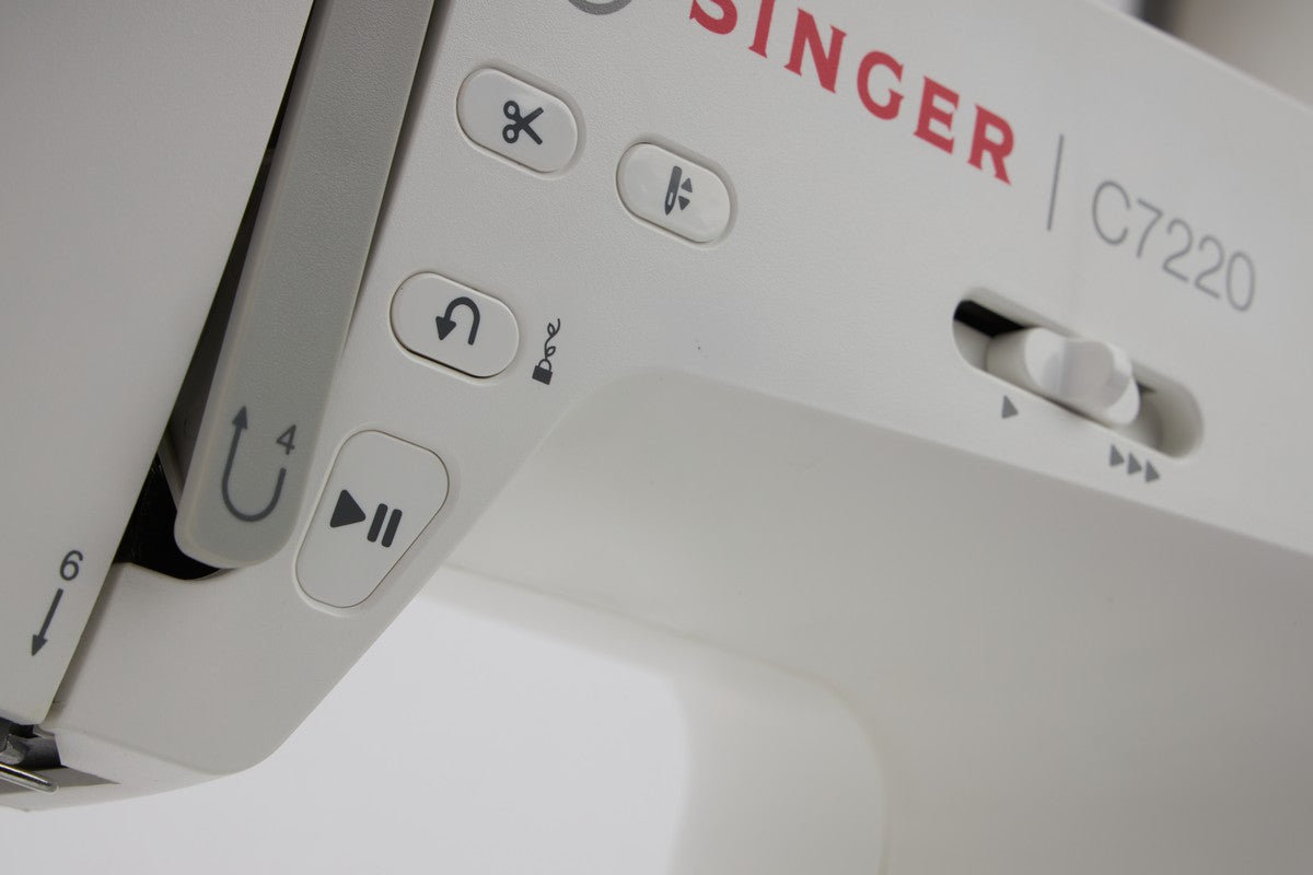 Macchina per cucire elettronica Singer C7225 con piedino tagliacuci e 5 anni di garanzia