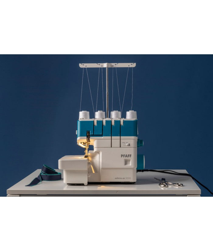 Tagliacuci con infilatura ad aria Pfaff ADMIRE air 5000 infilatura automatica