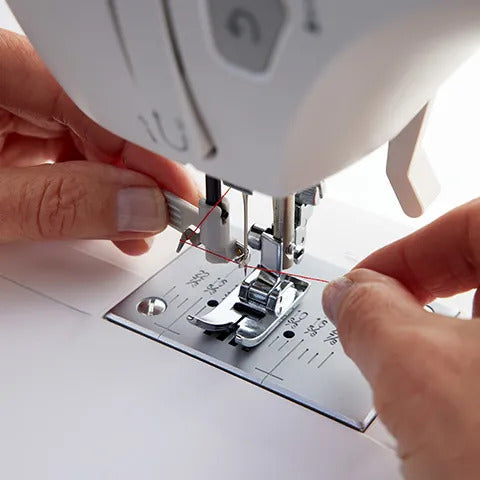 Singer Macchina per cucire elettronica  C5605 con borsa Singer e Kit piedini extra - Cucireonline