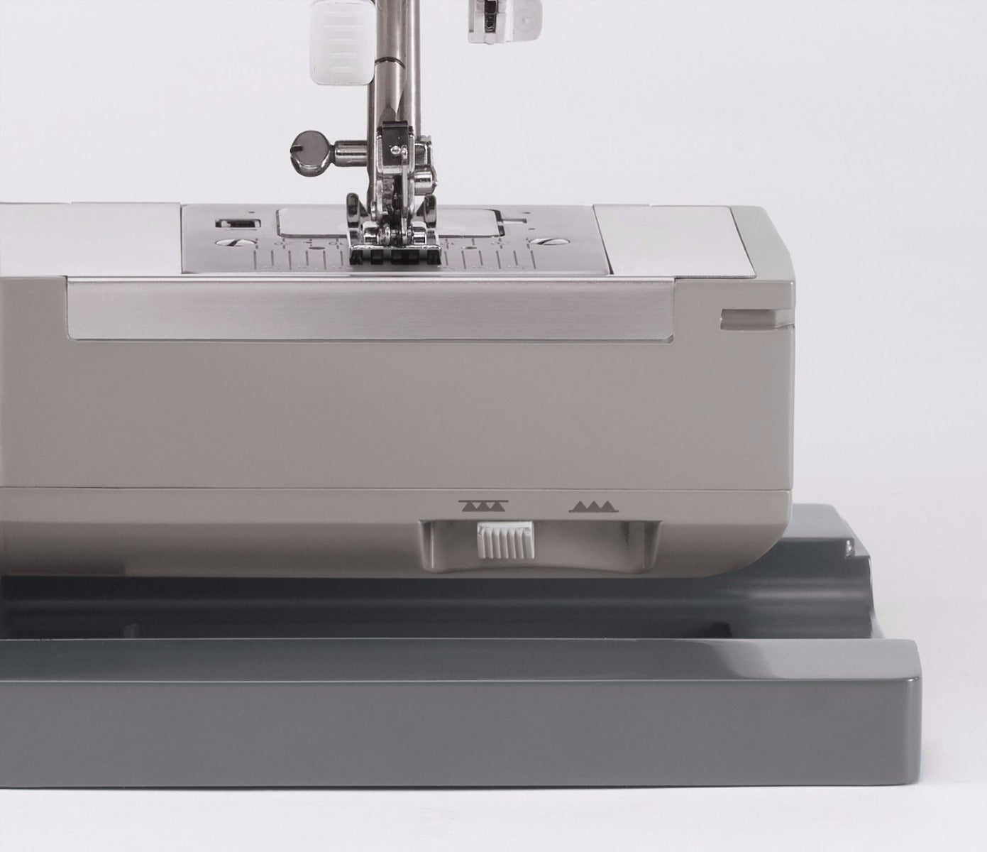 Singer Heavy Duty 4423 con  piedino tagliacuci e 5 anni di garanzia
