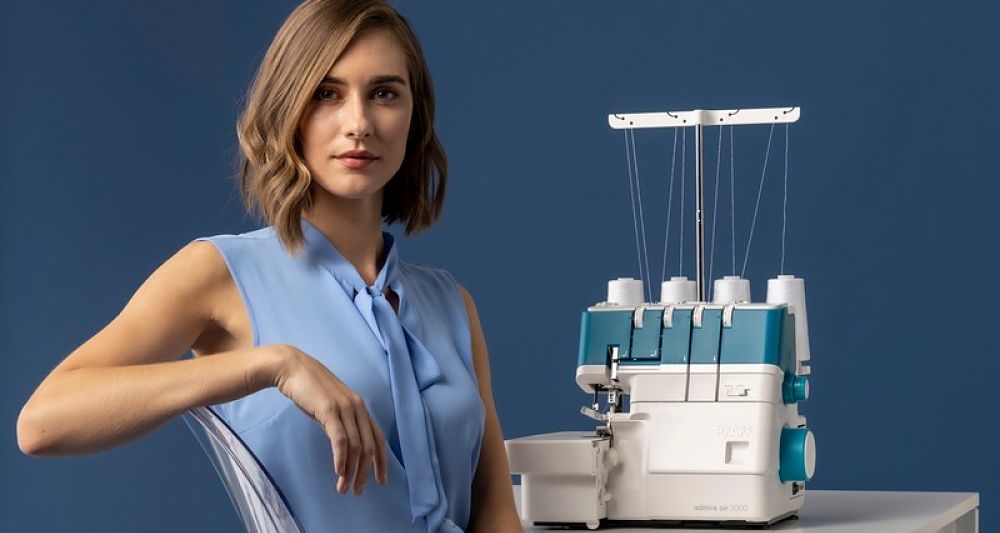 Tagliacuci con infilatura ad aria Pfaff ADMIRE air 5000 infilatura automatica