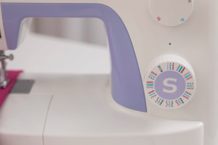 Singer Simple 3232 Mechanical Sewing Machine with Overlock Foot