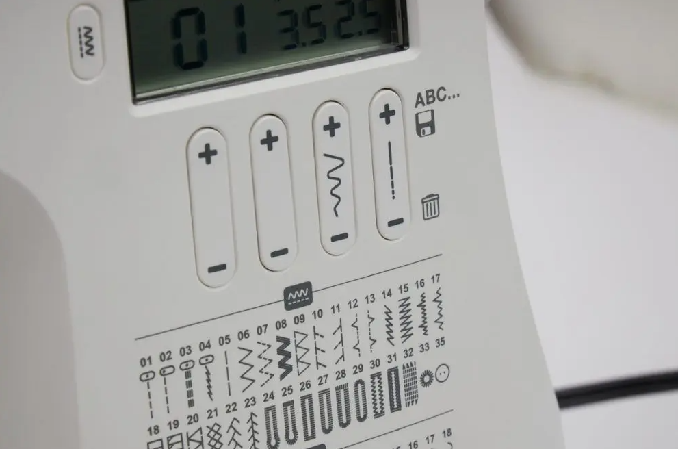 Singer C7225 Electronic Sewing Machine with Overcasting Foot