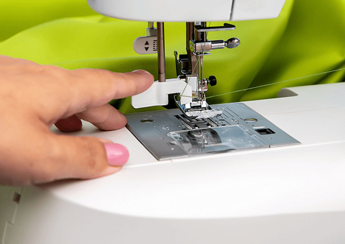 Necchi NC 102 D Elektronische Nähmaschine mit Overlock-Nähfuß