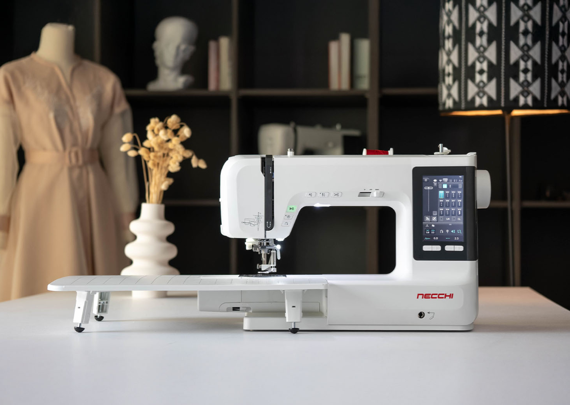 Necchi Creator  C700 con Doppio Trasporto (DFS) + Piano prolunga, Macchina per cucire elettronica