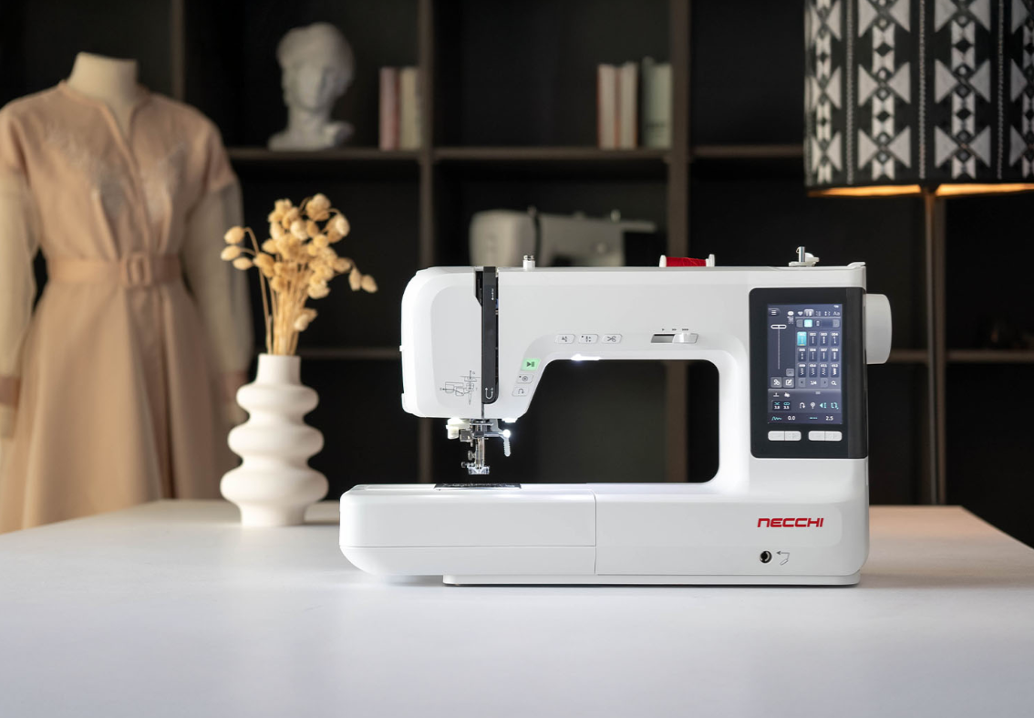 Necchi Creator  C700 con Doppio Trasporto (DFS) + Piano prolunga, Macchina per cucire elettronica