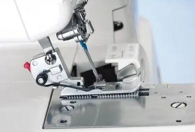 Singer 14T968 DC mechanische Overlock-Nähmaschine mit 10.000 Metern Faden gratis