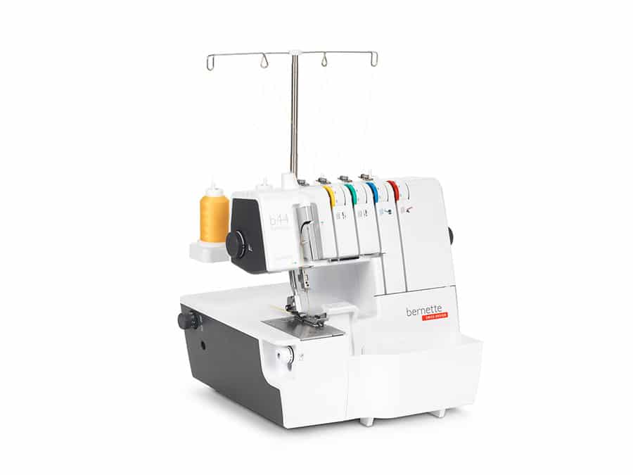 Tagliacuci Bernette B 44 by Bernina con 10.000 metri di filo omaggio - Cucireonline