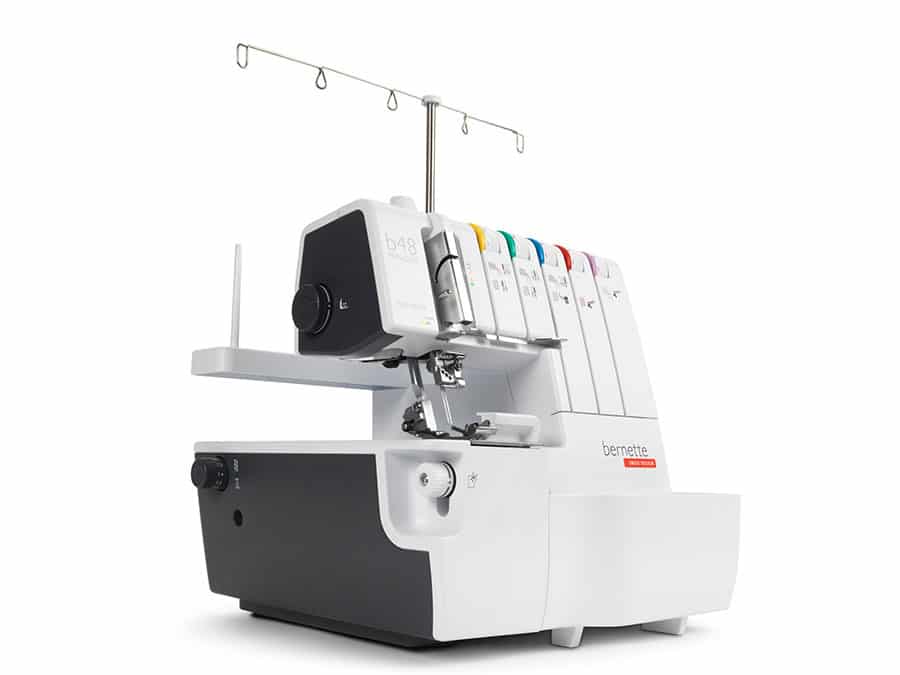 Tagliacuci con punto di copertura Bernette B 48 by Bernina con 10.000 metri di filo omaggio - Cucireonline