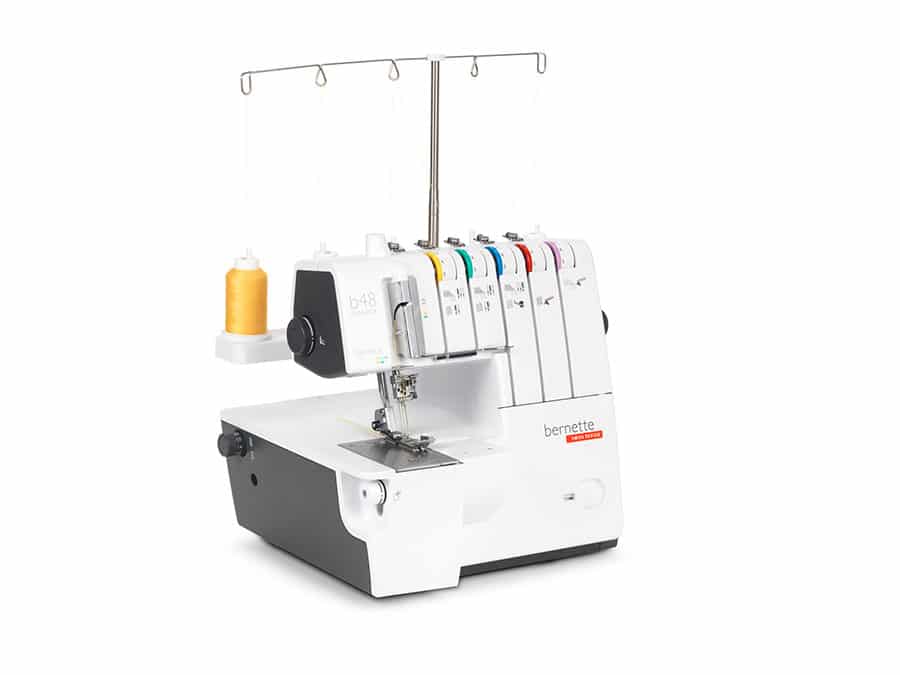 Tagliacuci con punto di copertura Bernette B 48 by Bernina con 10.000 metri di filo omaggio - Cucireonline