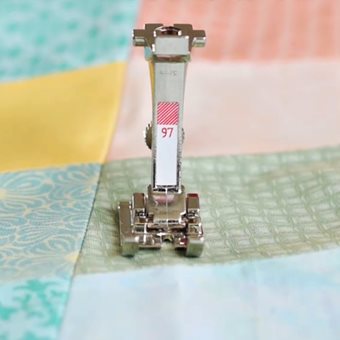 Bernina 570QE NEW - Cucireonline