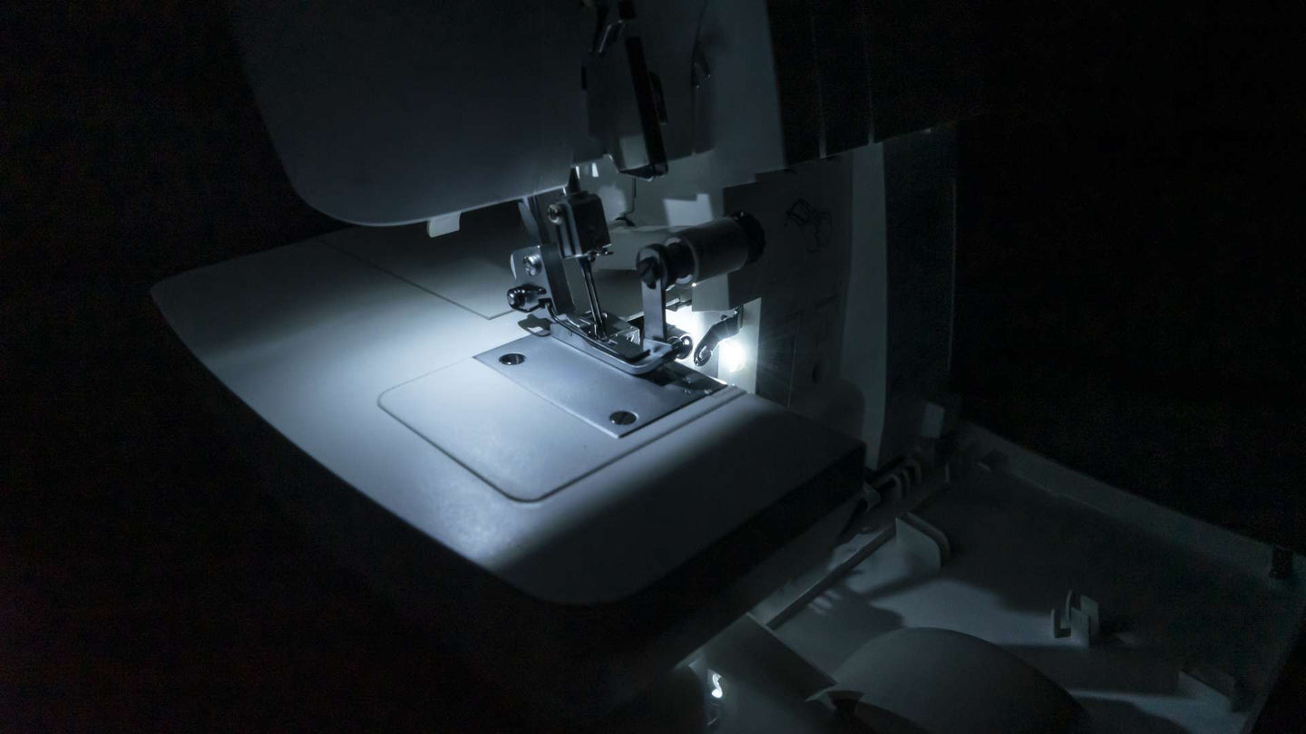 Tagliacuci Singer SE017 ELITE con 10.000 metri di filo omaggio e 5 anni di garanzia - Cucireonline