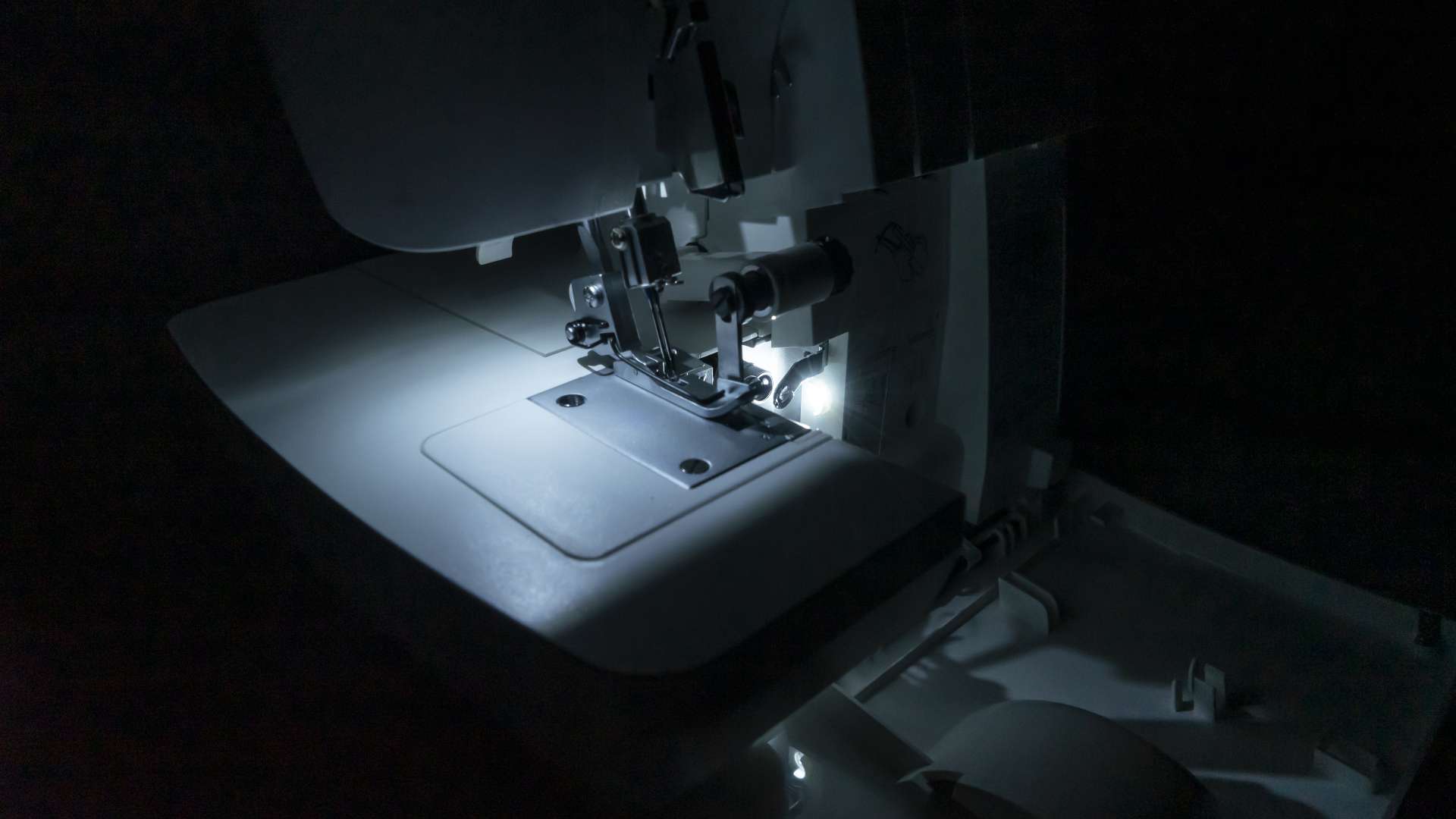 Tagliacuci Singer SE017 ELITE con 10.000 metri di filo omaggio e 5 anni di garanzia