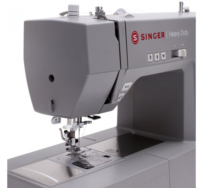 Macchina per cucire elettronica Singer HD 6805 C con 5 anni di garanzia e piedino tagliacuci omaggio - Cucireonline