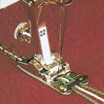 Piedino Bernina per cordoncini con tre scanalature 22