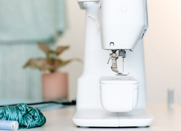 Macchina per cucire elettronica Bernina B 325 NEW modello 2025 - Cucireonline